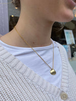 clam shell necklace; 9ct gold necklace