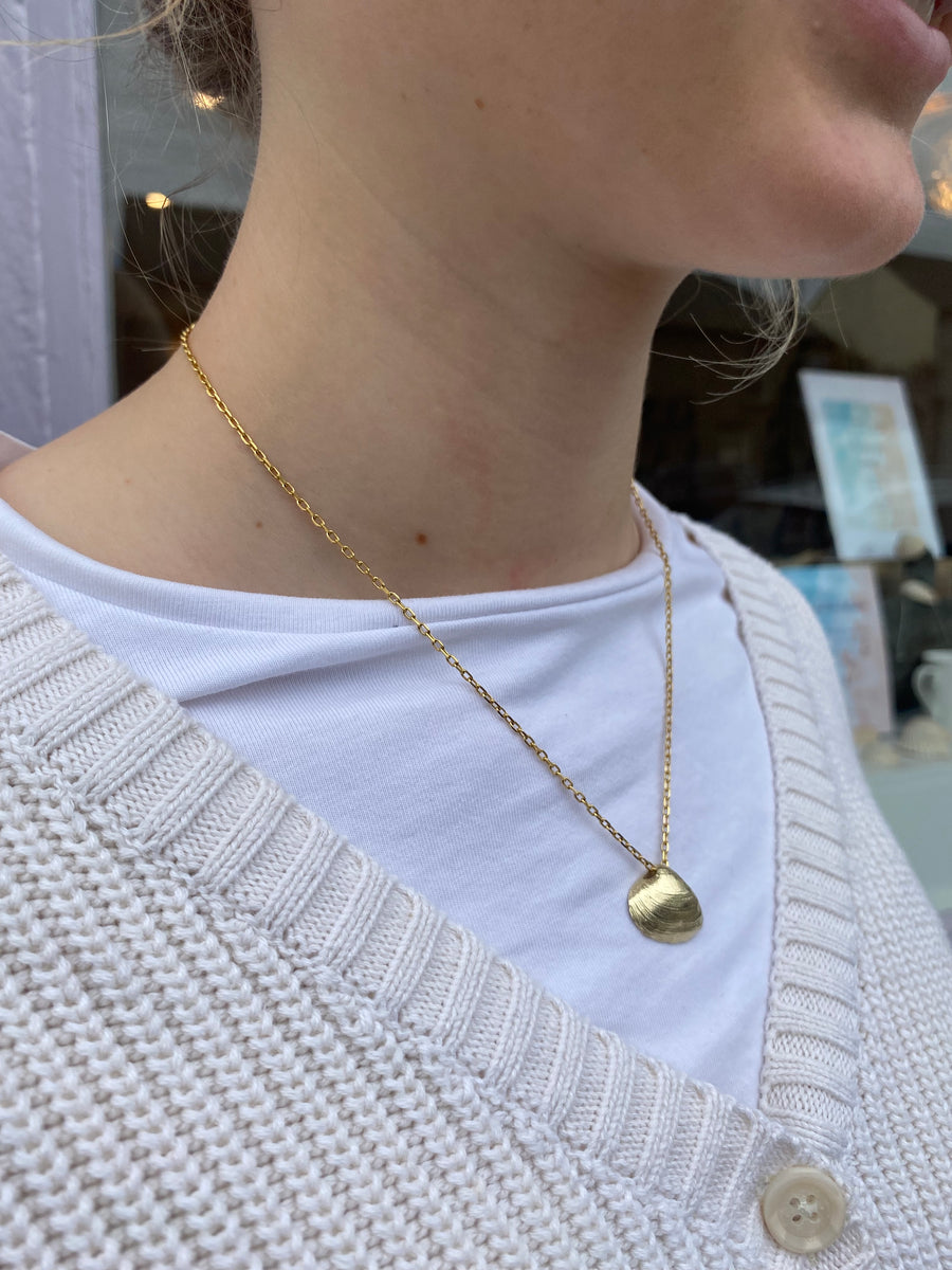 clam shell necklace; 9ct gold necklace