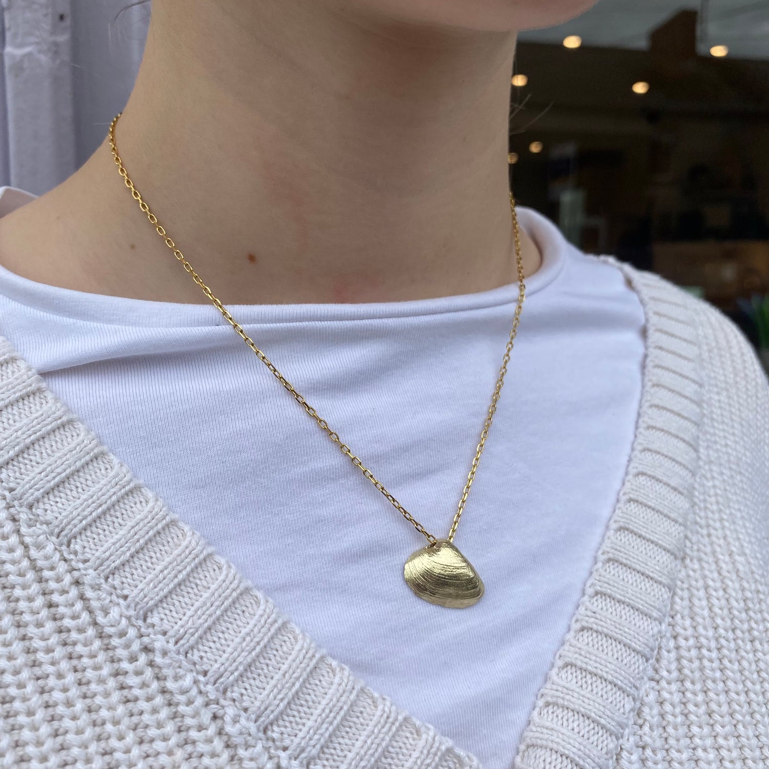 clam shell necklace; 9ct gold necklace