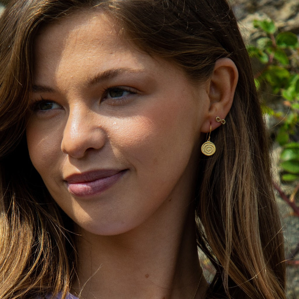 Infinity 9ct gold stud earring